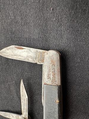 3 FOLDING POCKET KNIVES AND 1 FIXED BLADE WITH SHEATH