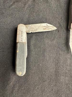 3 FOLDING POCKET KNIVES AND 1 FIXED BLADE WITH SHEATH