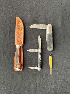 3 FOLDING POCKET KNIVES AND 1 FIXED BLADE WITH SHEATH