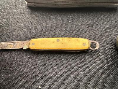 3 FOLDING POCKET KNIVES AND 1 FIXED BLADE WITH SHEATH