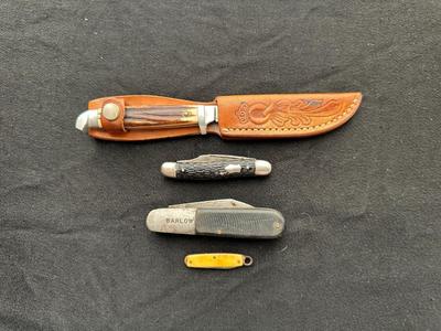 3 FOLDING POCKET KNIVES AND 1 FIXED BLADE WITH SHEATH