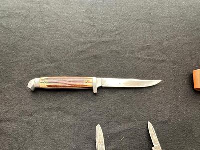 3 FOLDING POCKET KNIVES AND 1 FIXED BLADE WITH SHEATH