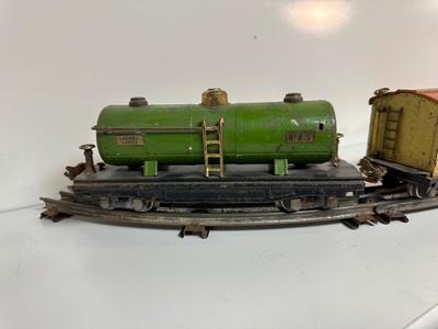 3 OLD LIONEL TRAIN CARS