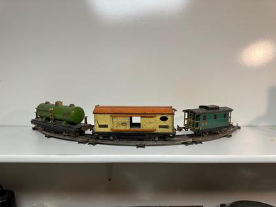 3 OLD LIONEL TRAIN CARS