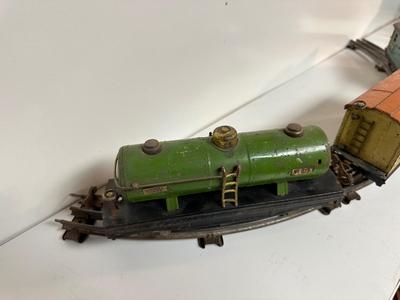 3 OLD LIONEL TRAIN CARS