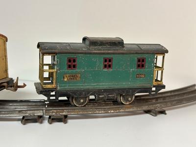 3 OLD LIONEL TRAIN CARS