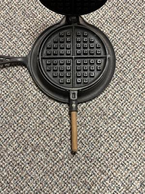 GRISWOLD NO 8 CAST IRON WAFFLE MAKER