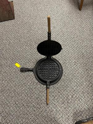 GRISWOLD NO 8 CAST IRON WAFFLE MAKER