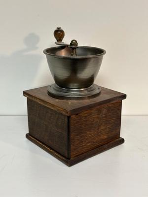 COLUMBIA FAMILY SCALE AND A COFFEE GRINDER