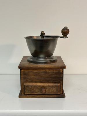 COLUMBIA FAMILY SCALE AND A COFFEE GRINDER