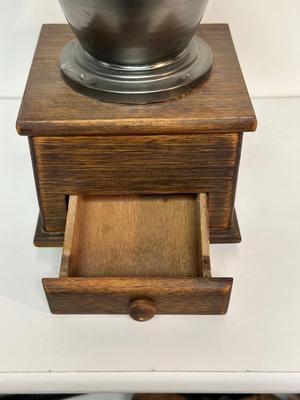COLUMBIA FAMILY SCALE AND A COFFEE GRINDER