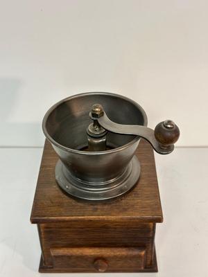 COLUMBIA FAMILY SCALE AND A COFFEE GRINDER