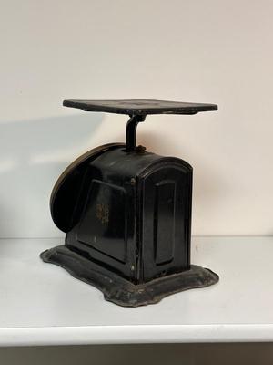 COLUMBIA FAMILY SCALE AND A COFFEE GRINDER