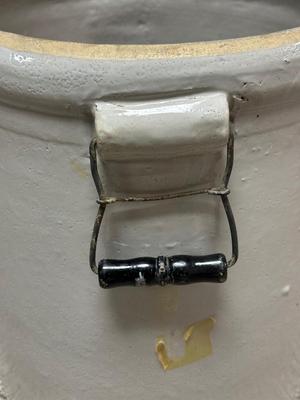 WESTERN STONEWARE #8 CROCK WITH HANDLES (Pristine condition)