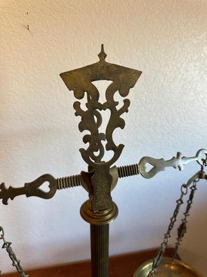 BRASS BALANCE SCALE WITH A MARBLE BASE