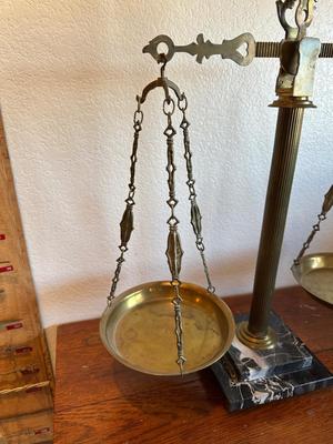 BRASS BALANCE SCALE WITH A MARBLE BASE