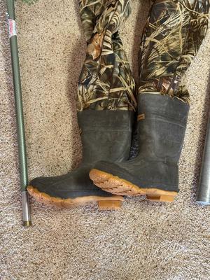 CABELA'S LUG SOLE WAIST HIGH WADERS SIZE 10, FISHING NET AND POLE TUBE