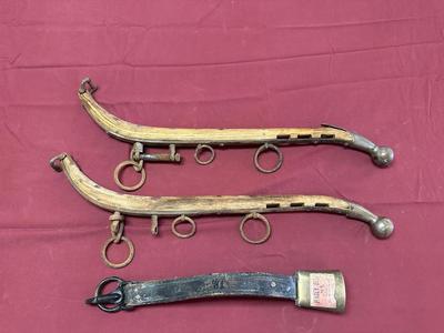 A PAIR OF HORSE HAMES AND A JERSEY BELL NO 5