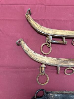 A PAIR OF HORSE HAMES AND A JERSEY BELL NO 5