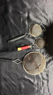 STONEWARE GLAZED BOWL AND VINTAGE COLANDERS