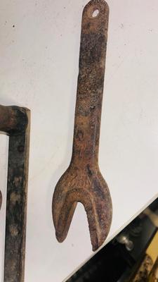 OLD WOODEN PULLEY, CLEVIS AND HOOK AND OTHER TIE DOWNS