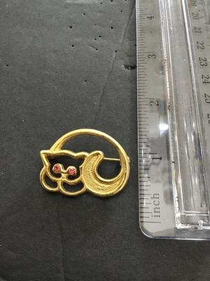 Gold tone, cat brooch