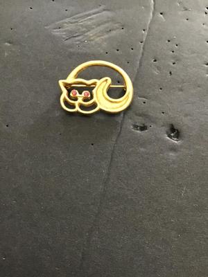 Gold tone, cat brooch