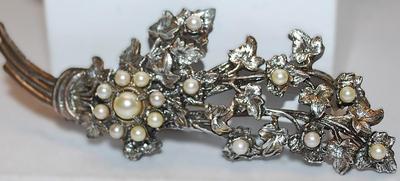 Beautiful Large VINTAGE "PEARL BOUQUET" BROOCH (4½" x 2") with 16 Faux Off-White Pearls on a Dark Silver Tone Solid...