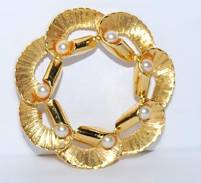Gold Colored FAN LOOPS BROOCH (1¾" Diam.) with 7 Faux PEARLS on a Gold Tone Setting
