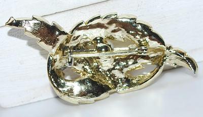 Single Faux PEARL BROOCH (2½" x 1¼") on a Knotted Leaf & Gold Tone Setting