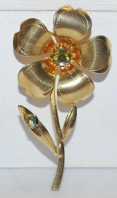 VINTAGE 1960's GOLD COLORED 5 Petal FLOWER BROOCH (2¾" x 1½") with 2 Iridescent Stone Accents on a Gold Tone Setting