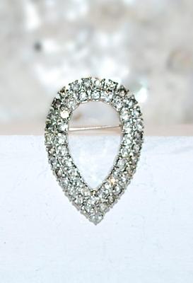 VINTAGE Bejeweled TEARDROP BROOCH (1½" x 1¼") on a Silver Tone Setting