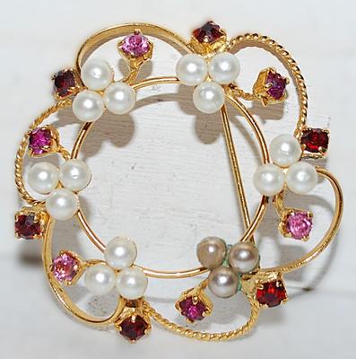 Wire Wreath BROOCH (1¾" Diam.) with RED Stones & Faux White Pearls on a Gold Tone Setting