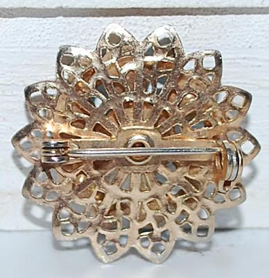 AQUAMARINE Colored Stones Circle BROOCH (1" Diam.) On a Gold Tone Flower Petal Setting