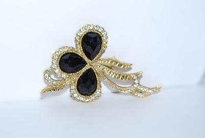 Triple BLACK PEAR Stones BROOCH (2¼" x 1½") with Bejeweled Gold Colored Ribbon on a Gold Tone Setting
