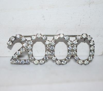 VINTAGE Bejeweled Year "2000" BROOCH (2¼" x ¾") on a Silver Tone Setting