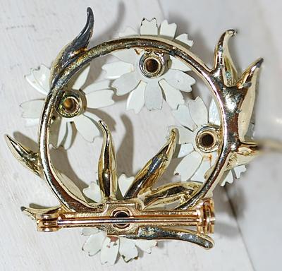 VINTAGE Metal 4 Yellow Flowers Wreath BROOCH (1¾" Diam.) on a Circle Setting