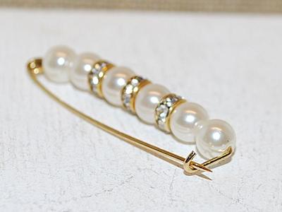 Delicate "Pearls & Diamonds" BROOCH (1¾") with 6 Faux Pearls and 3 Rows of 6 Clear Stones on Gold Tone Wire