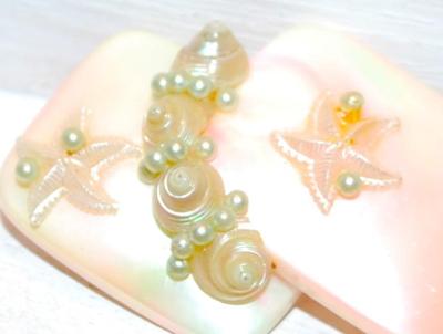VINTAGE PINK & WHITE "Shells, Pearls & Starfish" BROOCH (1½" x 1½") on Acrylic Base