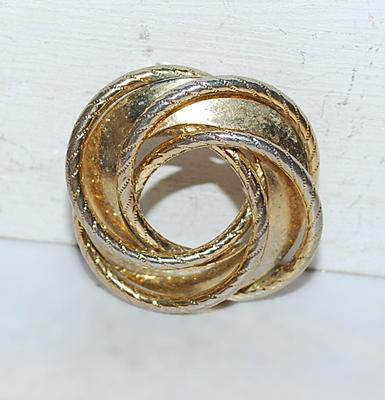 Gold Colored CONCENTRIC CIRCLES BROOCH (1¼" Diam.) with Edge Grooves on a Gold Tone Setting