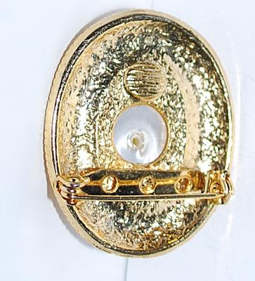 Oval Pearl-Style BUTTON BROOCH (1½" x 1¼") on a Gold Tone Setting
