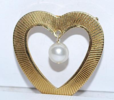 Dangle PEARL HEART BROOCH (1½" x 1¼") on a Gold Tone Setting