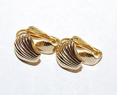 Delicate Gold Colored CLAM SHELL EARRINGS Set with SNAP Clasp