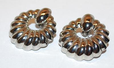 Silver Colored Metal Ribbed Circle EARRINGS Set with Spring Snap Clasp