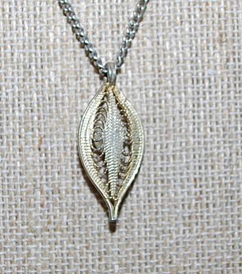 Marked "SARAH COV" Sarah Coventry - PENDANT/NECKLACE with Faux White Pearl on a Filigree-Style Gold Tone LEAF and Circle Clasp...
