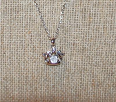 Single Clear Stone in a "Crown" Setting PENDANT (¾" x ¾") on a Silver Tone Necklace Chain 17" L