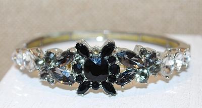 Vintage Style BLACK & CLEAR Stones Bracelet (2½" Circ.) with Elastic Pull Opening