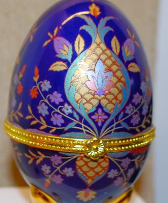 Beautiful Deep Blue Flowered Designed Gold Colored 3-Legged Jewelry Trinket "Egg" Box (3¾" H x 2" W)