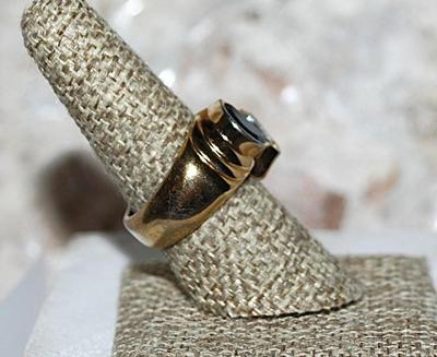 Size 8 Very Interesting "Split" Oval RING - Marked "18" -- with Black Enamel & Bright Clear Stone on a Solid Gold...