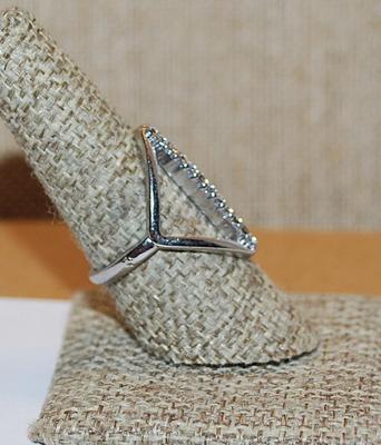 Size 8½ Unique "Diamond" Shaped Setting RING with Single Vertical Row of Clear Stones and Silver Tone Band (3.6g)